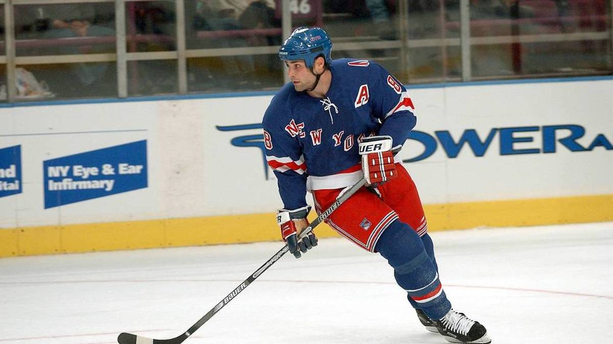 ERIC LINDROS: Ehemaliger kanadischer Eishockeyspieler. Der Center spielte unter anderem für die New York Rangers und Philadelphia Flyers.