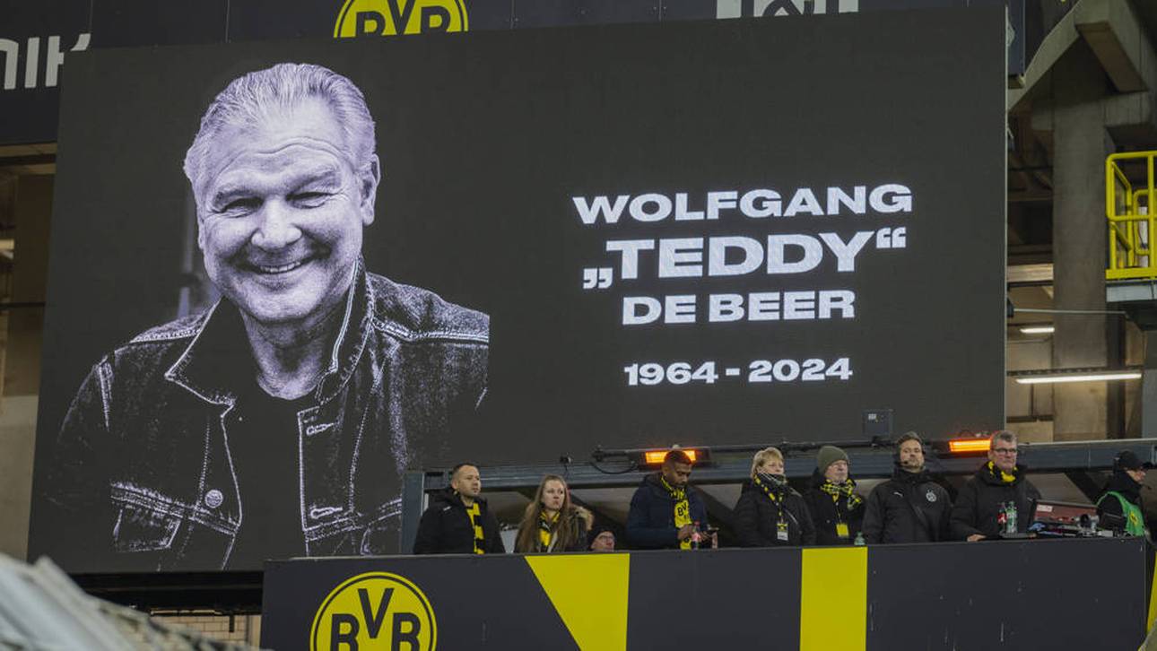 Die Gedenktafel für Wolfgang de Beer beim Spiel gegen Leverkusen Anfang 2025