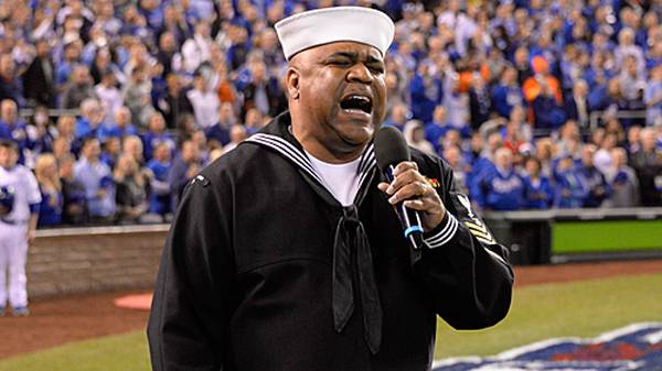 Navy Petty Officer Generald Wilson legt noch einen Song nach und gibt God Bless America zum Besten