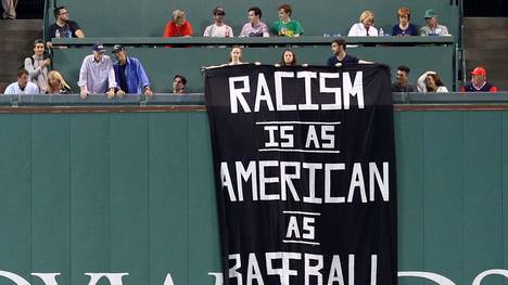 Im Spiel zwischen den Boston Red Sox und den Oakland Athletics wurde im Fenway Park ein Rassismus-Banner entrollt