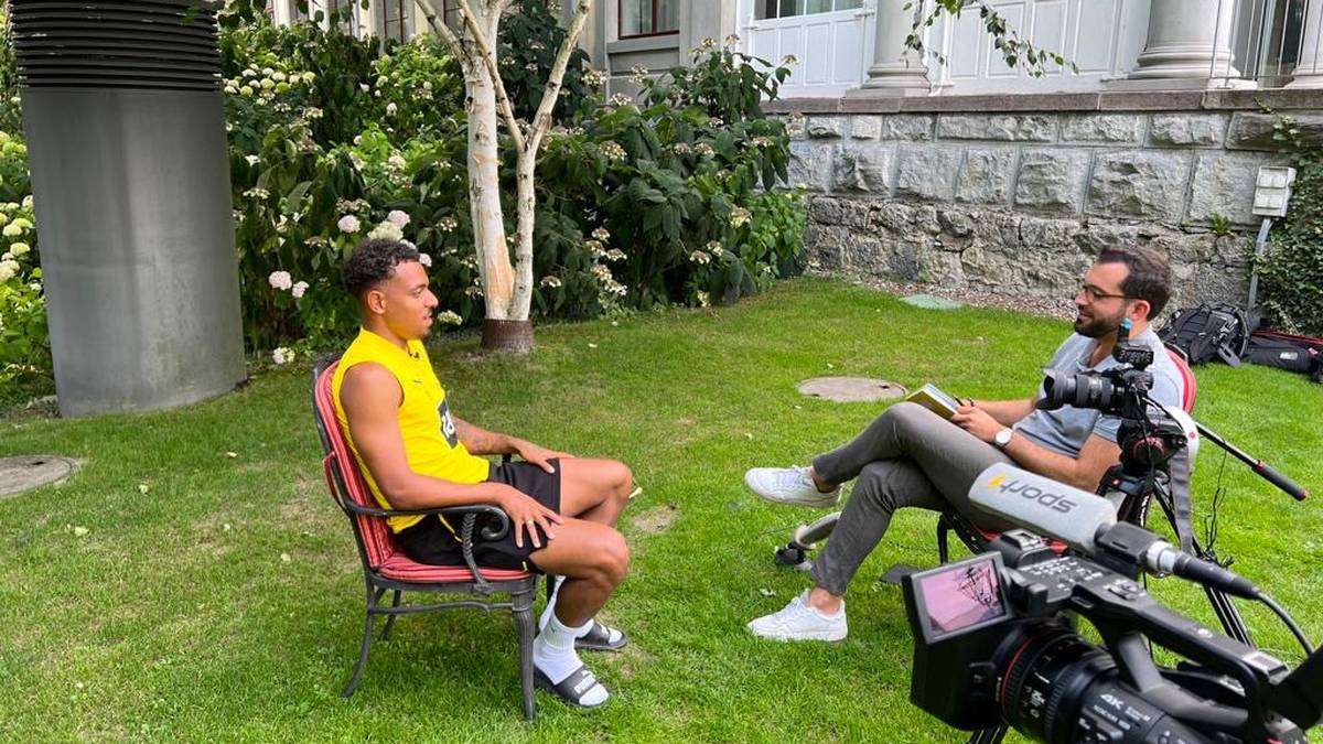 SPORT1-Reporter Patrick Berger (r.) hat sich während des BVB-Trainingslagers in Bad Ragaz mit Donyell Malen (l.) zum Interview getroffen