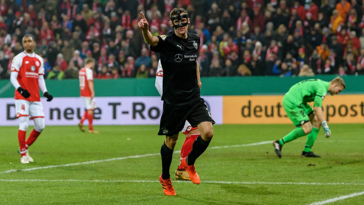 ...geht dann aber wie aus dem Nichts in Führung. Christian Gentner schließt nach einem Doppelpass mit Akolo, der ihm den Ball mit der Hacke wieder in den Lauf legt, die Traumkombination mit dem 0:1 (42.) ab