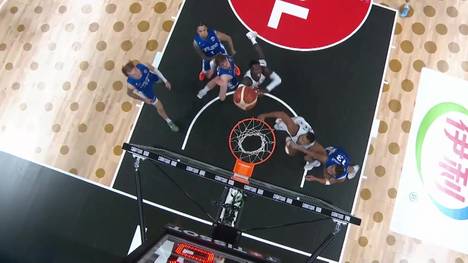 Dennis Schröder führt die deutsche Nationalmannschaft bei der Basketball-EM ins Endspiel. Im Halbfinale gegen Finnland spielt er die gegnerische Defensive teilweise im Alleingang schwindlig.