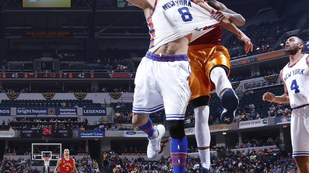 Das Trikot seines Gegenspielers muss einiges aushalten