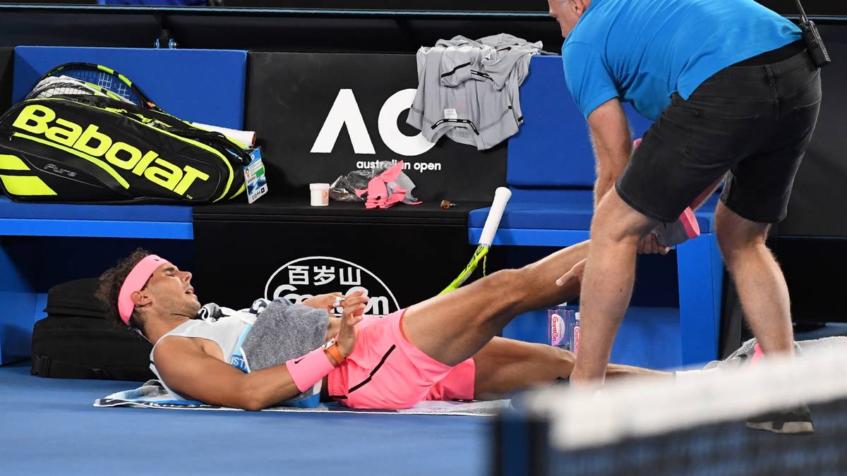 Nadal verzichtet anschließend auf jegliche Vorbereitungsturniere vor den Australian Open 2018. In Melbourne muss er dann seinen körperlichen Problemen Tribut zollen und gibt im Viertelfinale gegen Marin Cilic im fünften Satz auf. Einige Wochen später muss er auch Federer in der Weltrangliste an sich vorbeiziehen lassen