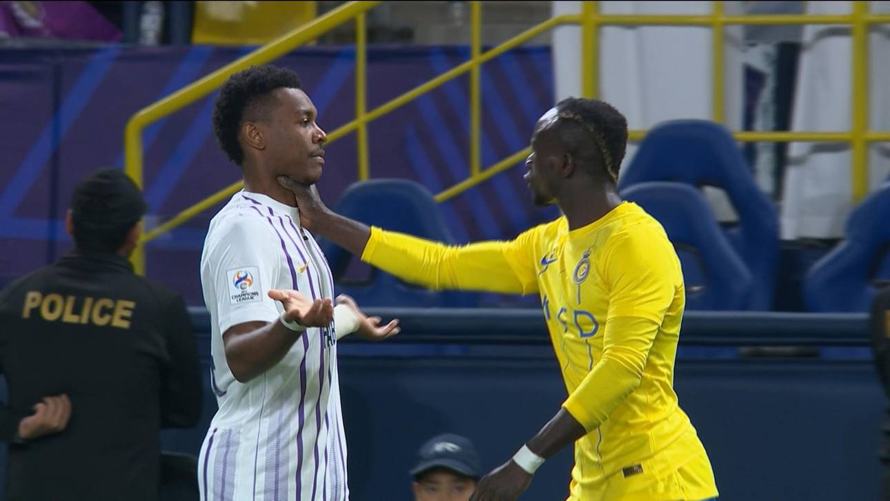 Sadio Mané packt Gegenspieler Saeed Juma mit einem Würgegriff an den Hals