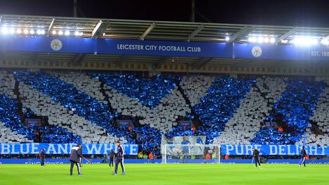Ein Fan von Leicester City winkt ein großer Gewinn