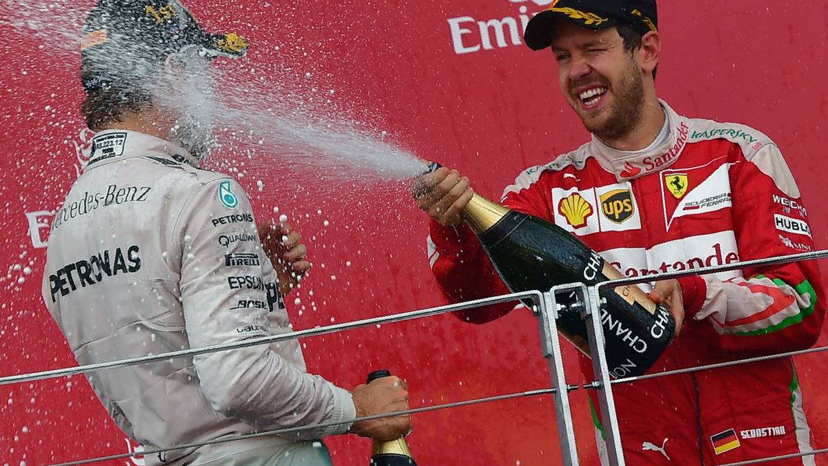 Wenn er Rosberg schon während des Rennens nicht unter Druck setzen konnte, will Vettel ihn offenbar zumindest auf der Siegerehrung ordentlich nass machen