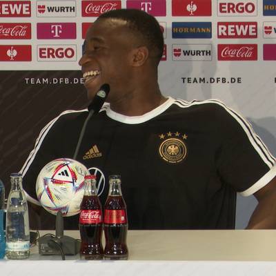 "Komm zu Bayern!" Neuer bringt Moukoko zum Lachen