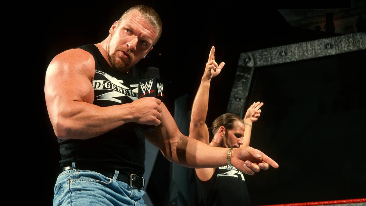 22. JULI 2002 - DX is back? Nein! Die scheinbare Reunion der Kult-Gruppierung endet mit einer Attacke von Triple H auf seinen alten Mentor Shawn Michaels. Die Attacke führt zu Michaels' Rücktritt vom Rücktritt und seiner umjubelten Rückkehr in den Ring