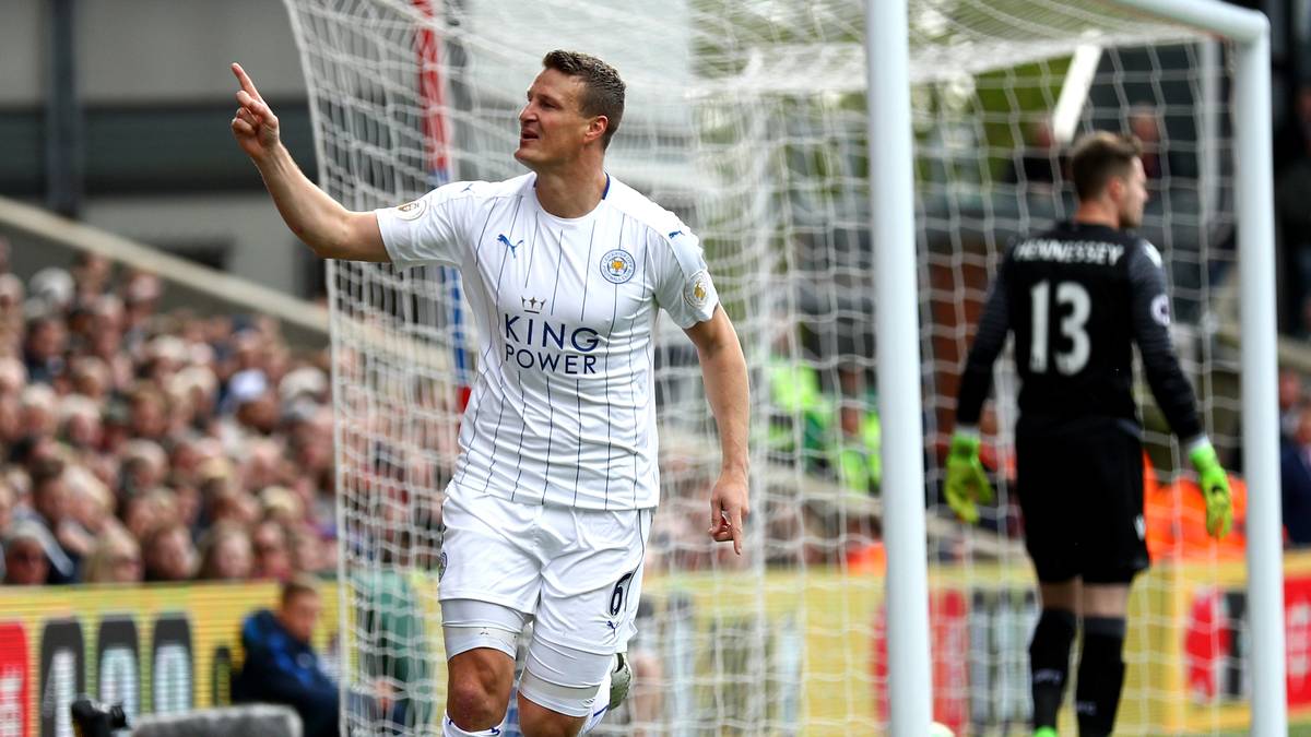 Über Stoke City ging es für Huth 2015 erst auf Leihbasis, dann fix für 4,2 Millionen zu Leicester City, wo der kantige Innenverteidiger 2016 sensationell Meister wurde