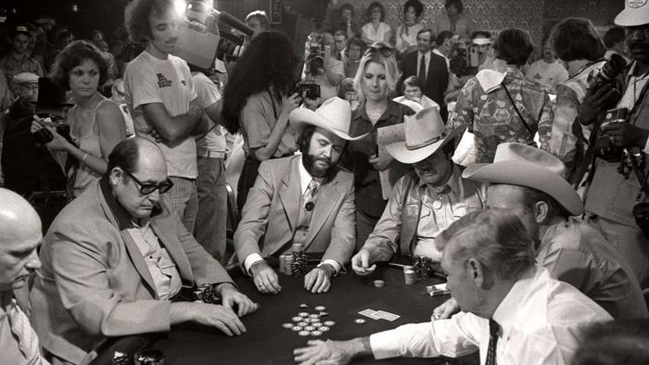 Crandell Addington (Mitte)