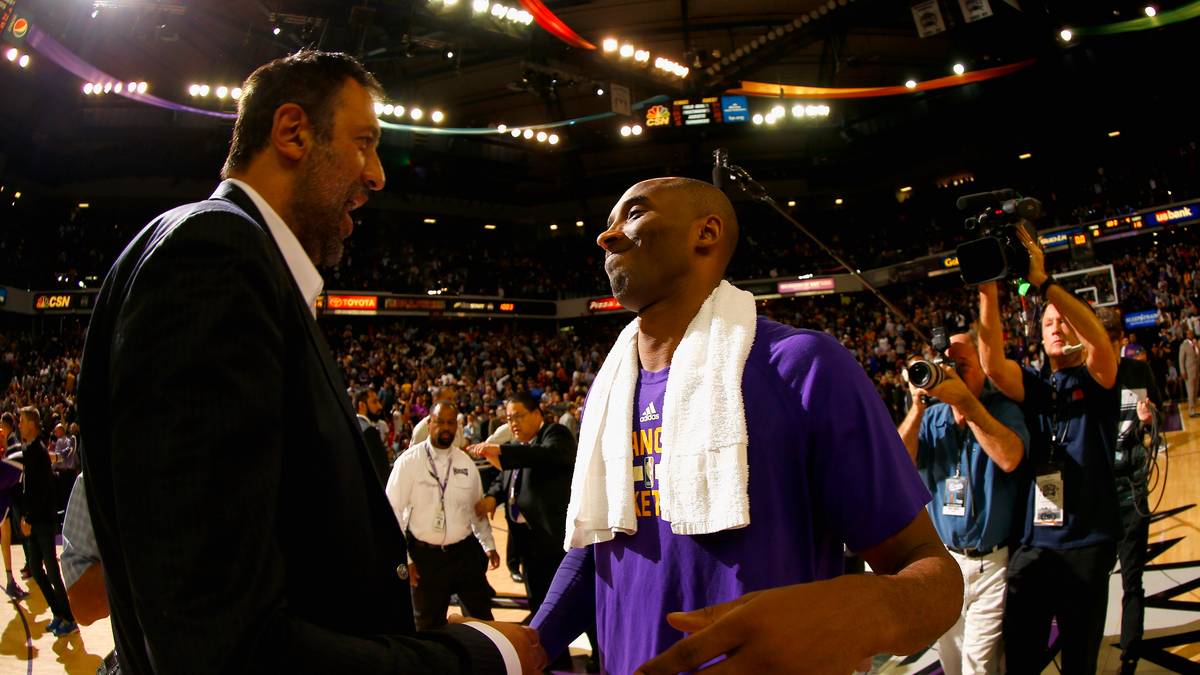 Legendentreffen in Sacramento: Kings-Vizepräsident Vlade Divac begrüßt vor der Partie den Superstar der Los Angeles Lakers, Kobe Bryant. Divac wurde von den Lakers 1996 für Kobe Bryant zu den Charlotte Hornets getauscht