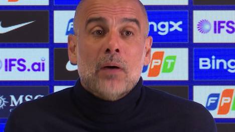 Nach Arsenals Patzer meldet sich Manchester City mit einem 3:0-Sieg gegen Chelsea im Meisterschaftskampf zurück. Trainer Pep Guardiola schwört seine Mannschaft ein und blickt auf das entscheidende Duell gegen die Gunners.
