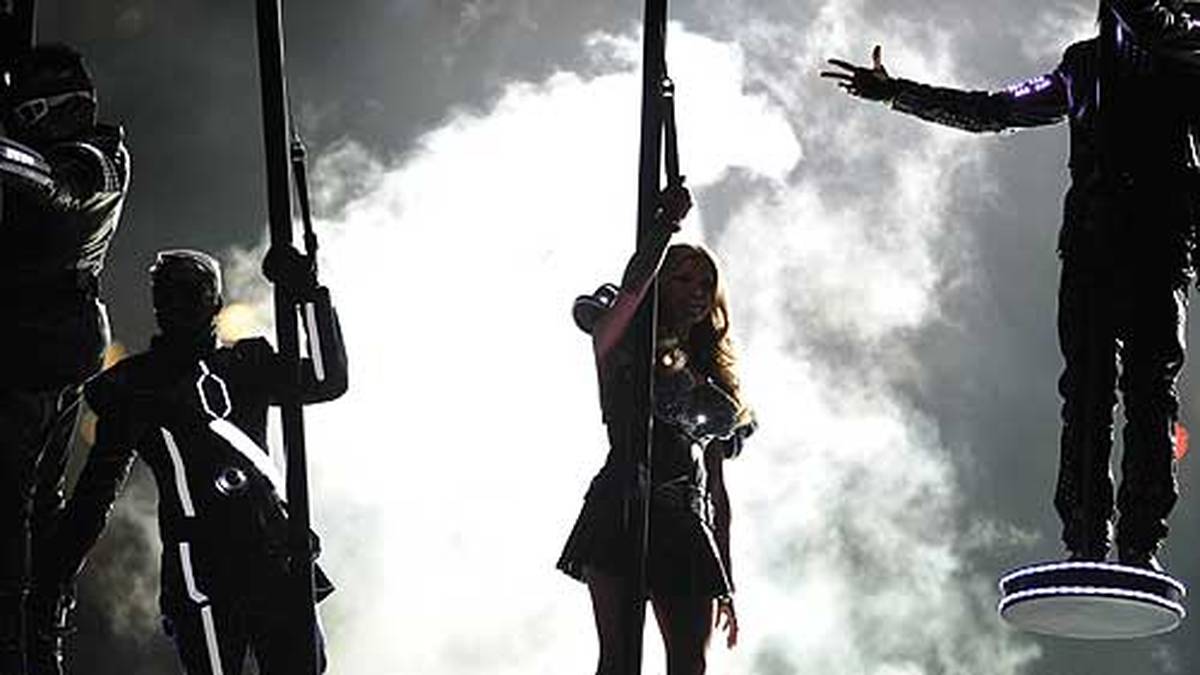 2011 wird die Ehre den Black Eyed Peas zu teil. Und die Band aus Los Angeles zeigt eine spektakuläre Darbietung