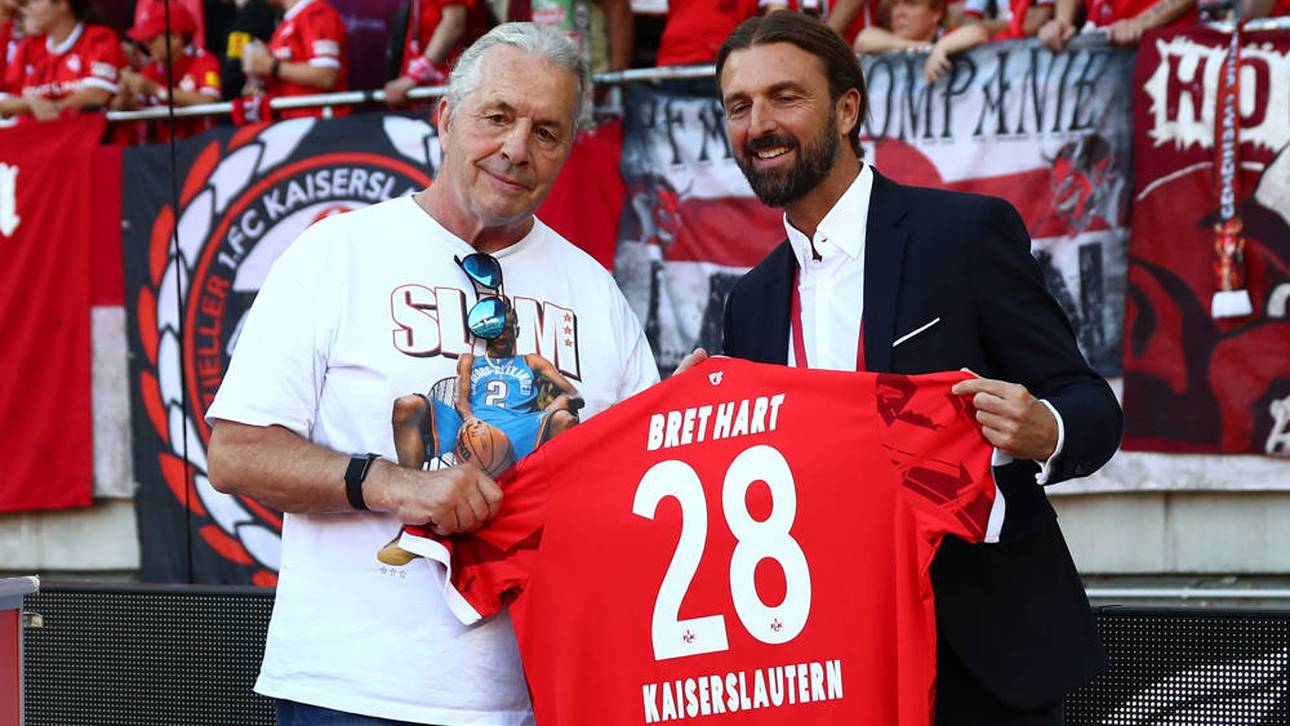 Bret Hart bekam im September ein Trikot von Lautern-Sportchef Thomas Hengen überreicht