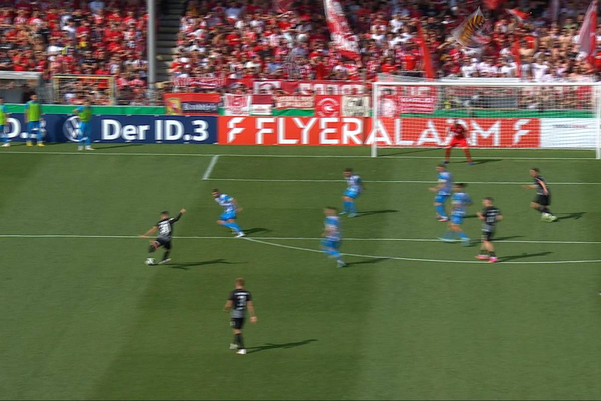 Der SC Freiburg knüpft bei der Rückkehr ins Dreisamstadion nicht an einige glanzvolle Auftritte der Vergangenheit an - steht aber in der nächsten Runde.