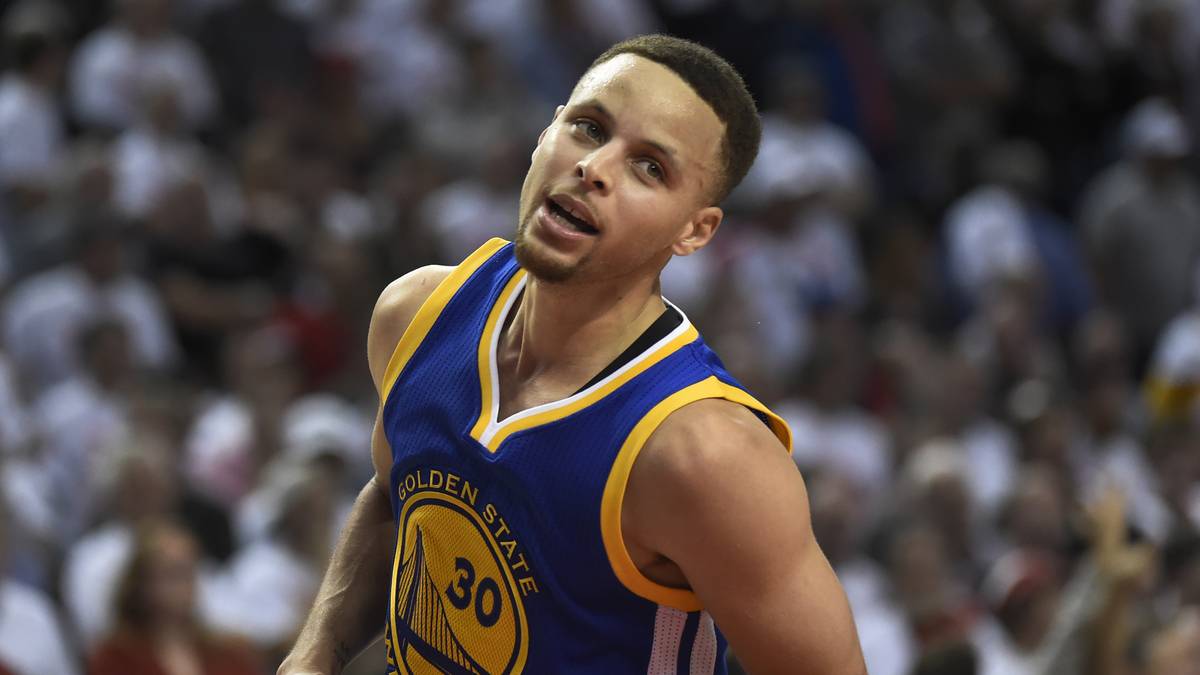 Sogar bei der Abstimmung zum meistverbesserten Spieler hatte Curry ein Wörtchen mitzureden. Bei der MIP-Wahl belegte Curry Rang vier - als amtierender MVP. Doch das war verdient. Die bisher beste Steigerung eines MVPs beim PER-Wert hatte Bird mit 2,3 Punkten inne. Curry steigerte sein PER um 3,5 und seinen Scoringschnitt um 6,3 Zähler (von 23,8 auf 30,1)