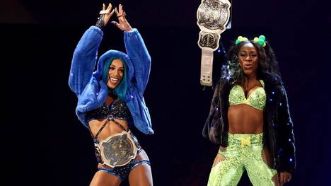 Sasha Banks (l.) und Naomi sind die Tag-Team-Titel von WWE aberkannt worden