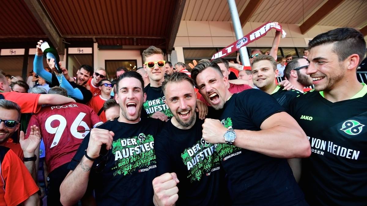 Doch es wird nicht nur in Stuttgart gefeiert. Auch in Sandhausen steigt eine Aufstiegsparty. Hannover kommt zwar nicht über ein 1:1 hinaus, macht den Sprung ins Oberhaus dennoch klar
