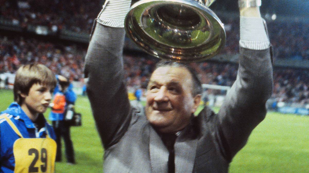 Die andere Clublegende neben Shankly: Bob Paisley. Mit nur einem Titel mäßig erfolgreich als Spieler, startet er als Trainer durch. Er gewinnt sechs Meisterschaften, einmal den UEFA-Pokal und dreimal den Europapokal der Landesmeister