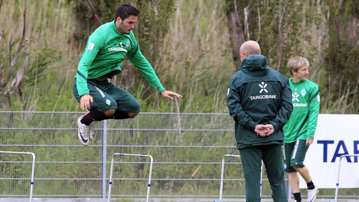 PLATZ 12 - DENNI AVDIC (Werder Bremen): In dieser Szene wird Avdic kritisch beäugt von Trainer Thomas Schaaf. Hätten die Bremer bloß vor der Verpflichtung genau hingeschaut. Der Schwede wurde 2011 bei seiner Vorstellung an der Weser als neuer Hugo Almeida angepriesen