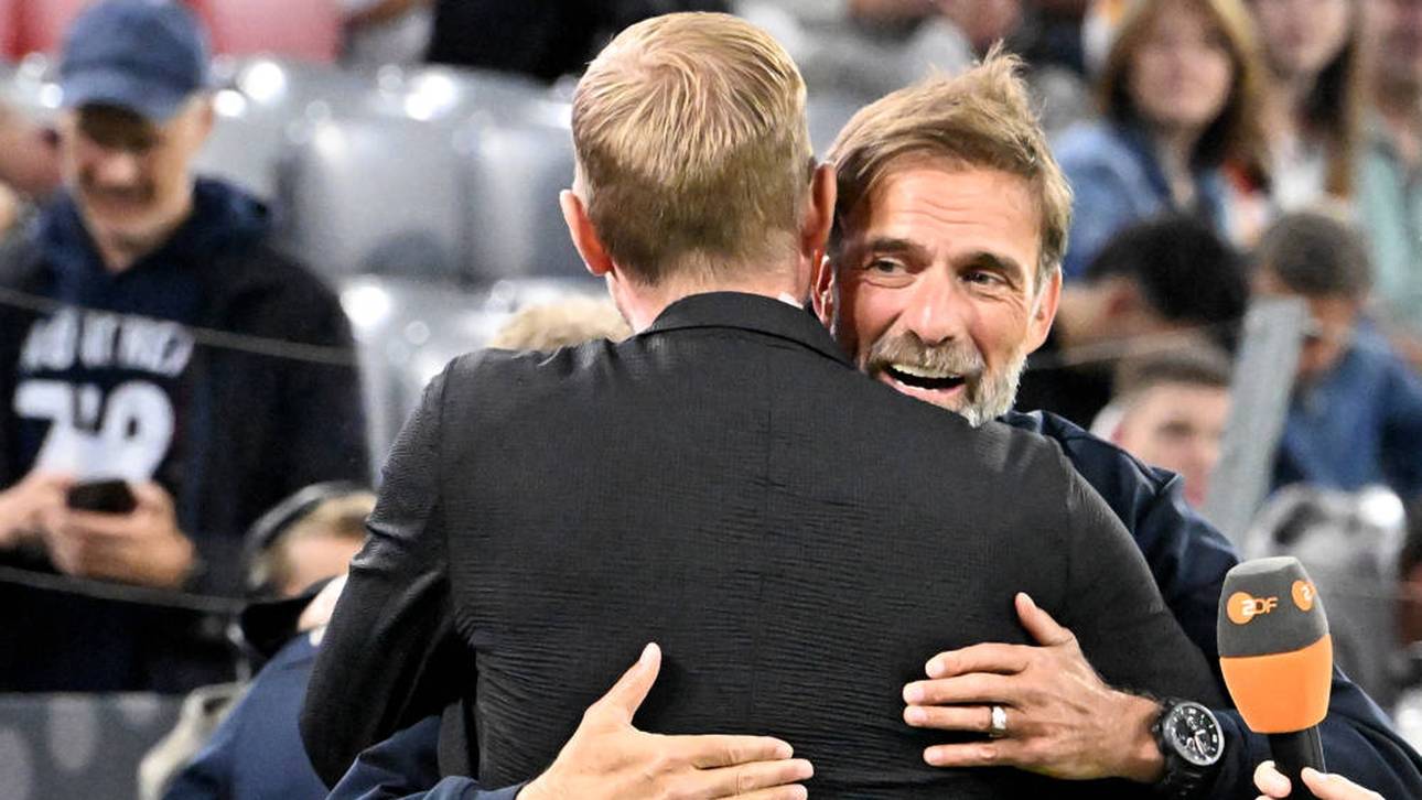 Jürgen Klopp und Per Mertesacker umarmen sich
