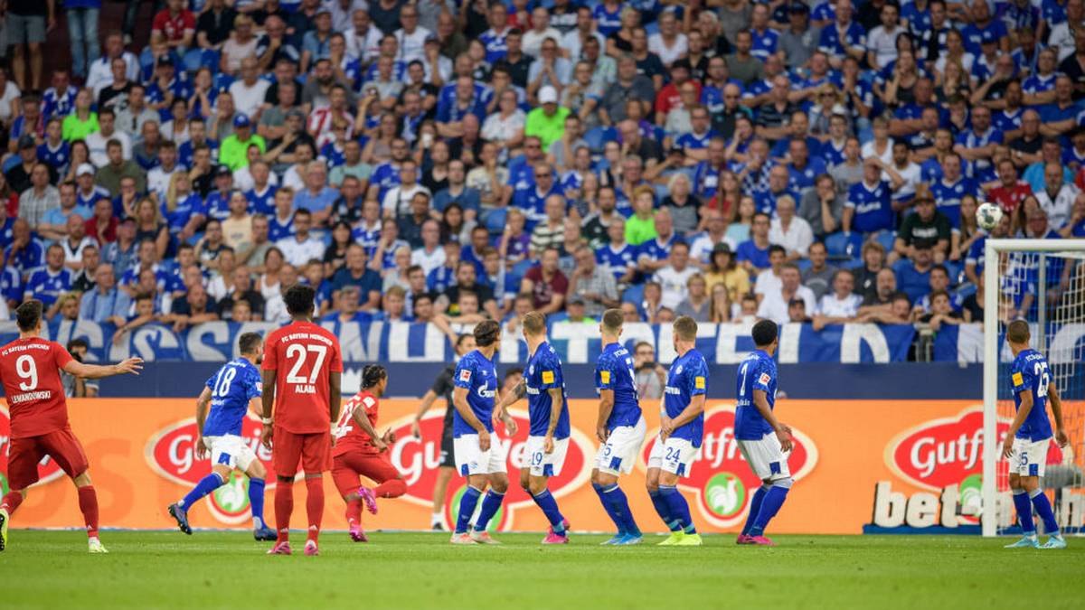 Zauberhaft ist vor allem sein Freistoß gegen Schalke zum 2:0. Dabei sieht Lewandowski sogar noch Verbesserungsbedarf. “Ich habe Potenzial nach oben”, sagt er. Auch eine Kampfansage an seinen Ex-Klub Borussia Dortmund. Zu einem möglichen Zweikampf mit dem BVB sagt er: "Wir sind seit sieben Jahren Meister, wir wissen, dass Dortmund versucht, anzugreifen. Aber wir sind Bayern München und haben auch große Spieler mit großer Qualität"