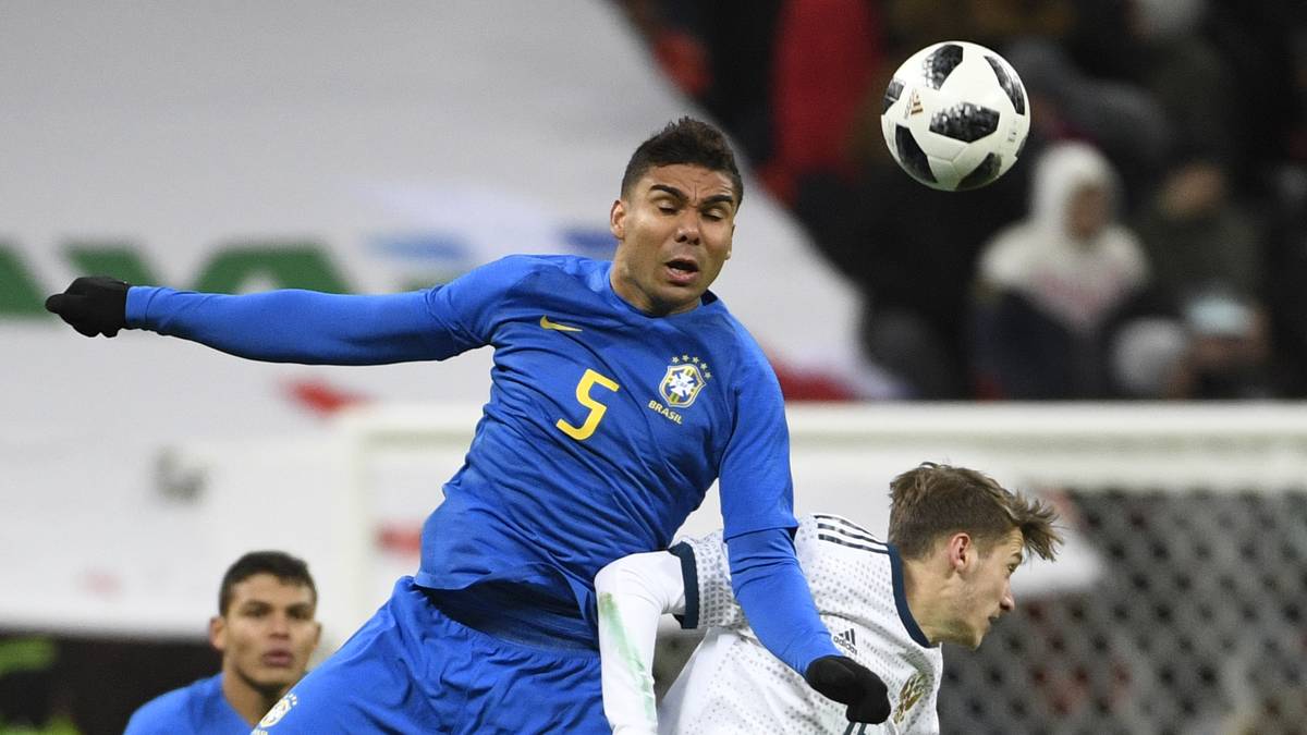 Casemiro (2018): Ist im 4-1-4-1 von Trainer Tite der einzige Sechser. Eine echte Abrissbirne im Mittelfeld hat den 2014ern gefehlt. Auch bei Real Madrid von hohem Wert neben all den Künstlern. Überzeugt mit körperlicher Robustheit, Zweikampfstärke, schnörkellosem Passspiel - lässt damit andere glänzen 