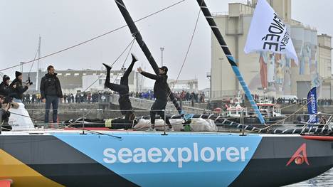 Boris Herrmann (M.) macht vor dem Start einen Handstand