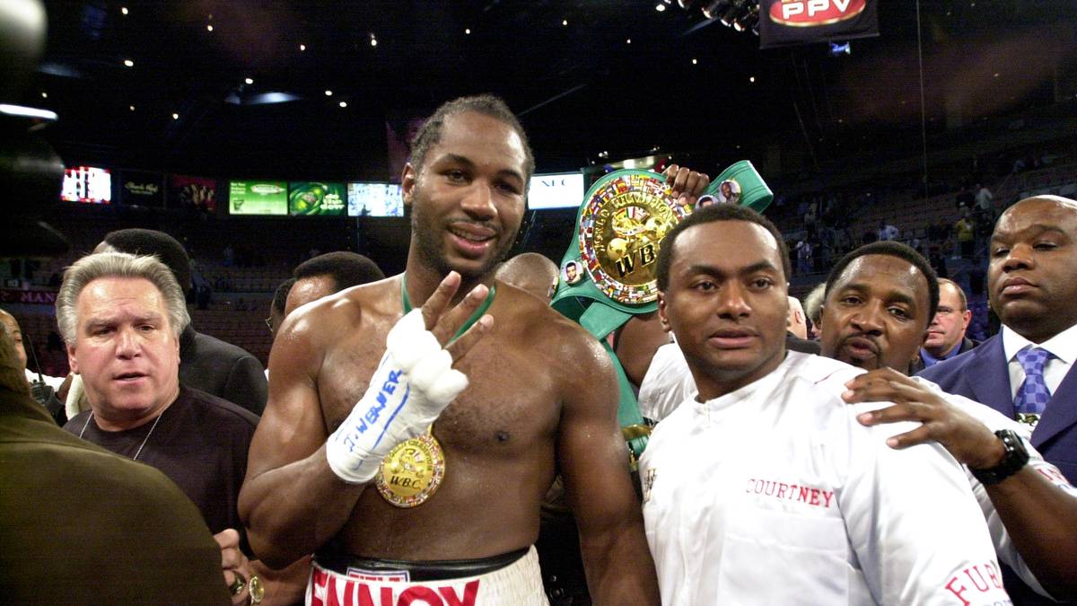 LENNOX LEWIS: Einem Rückkampf versuchte Rahman eigentlich vehement auszuweichen, verlor jedoch einen entsprechenden Gerichtsprozess und musste daher den Titel bereits sieben Monate später, am 17. November 2001, wieder verteidigen. Lewis dominierte den Fight und schlug seinen Gegner in der vierten Runde K.o.