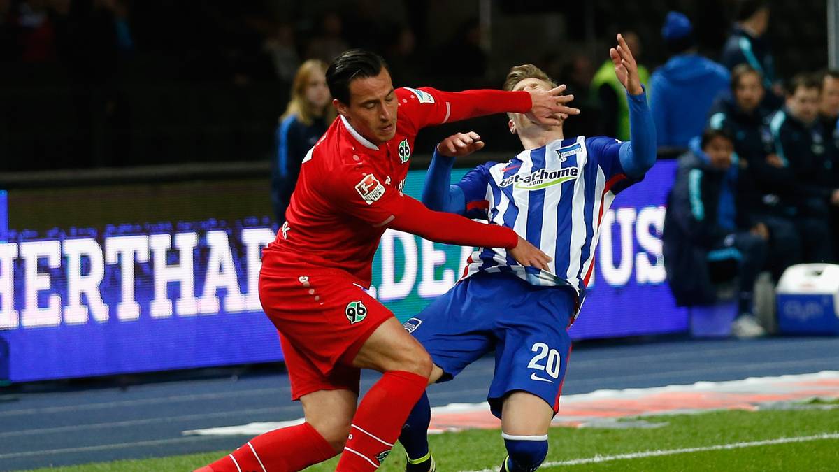 Wie es nicht funktioniert, demonstriert Edgar Prib (l.) im Zweikampf gegen Mitchell Weiser. Sein Griff ins Gesicht ist auch im Abstiegskampf nicht erlaubt