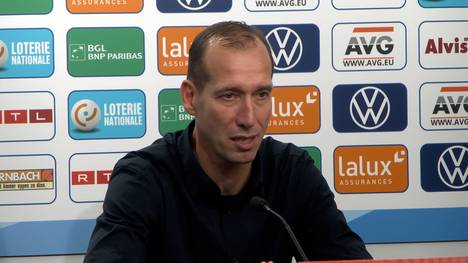 Luxemburgs Nationaltrainer Jeff Strasser spricht auf der Pressekonferenz nach der Niederlage gegen Deutschland über einen möglichen Platzverweis gegen Leon Goretzka.