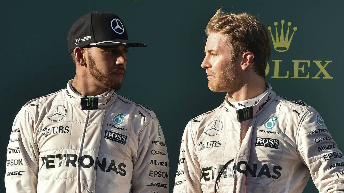 2016: Rosberg sieht die Schuld am Crash bei Hamilton, da dieser in ihn hineingelenkt hätte. Es ist das nächste Kapitel in der Geschichte "Wie aus Freunden erbitterte Rivalen wurden" - am Saisonende gewinnt aber der Deutsche seinen ersten WM-Titel mit fünf Punkten Vorsprung auf Hamilton