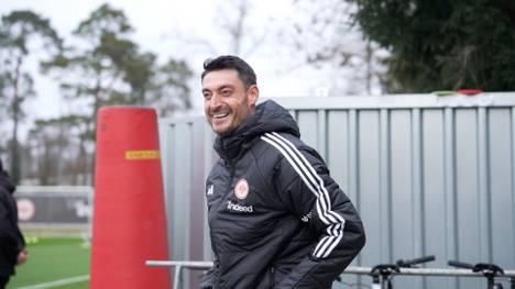 Am kommenden Bundesliga-Spieltag feiert Albert Riera seine Heimspielpremiere als Cheftrainer von Eintracht Frankfurt. Mit Vorfreude blickt der Spanier auf das Duell mit Borussia Mönchengladbach. Kurios ist jedoch, dass Riera vor der Partie das Comeback von Can Uzun und Younes Ebnoutalib ankündigt, obwohl sie eigentlich noch gar nicht fit sind.
