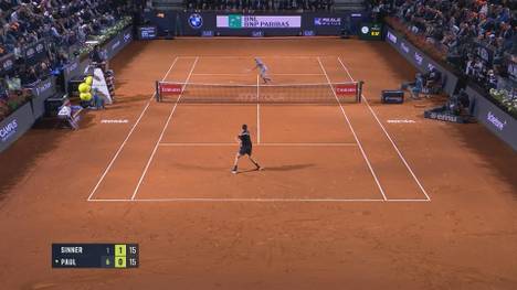 Jannik Sinner hat sein Halbfinale gegen Tommy Paul nach einer beeindruckenden Nervenleistung gewonnen.