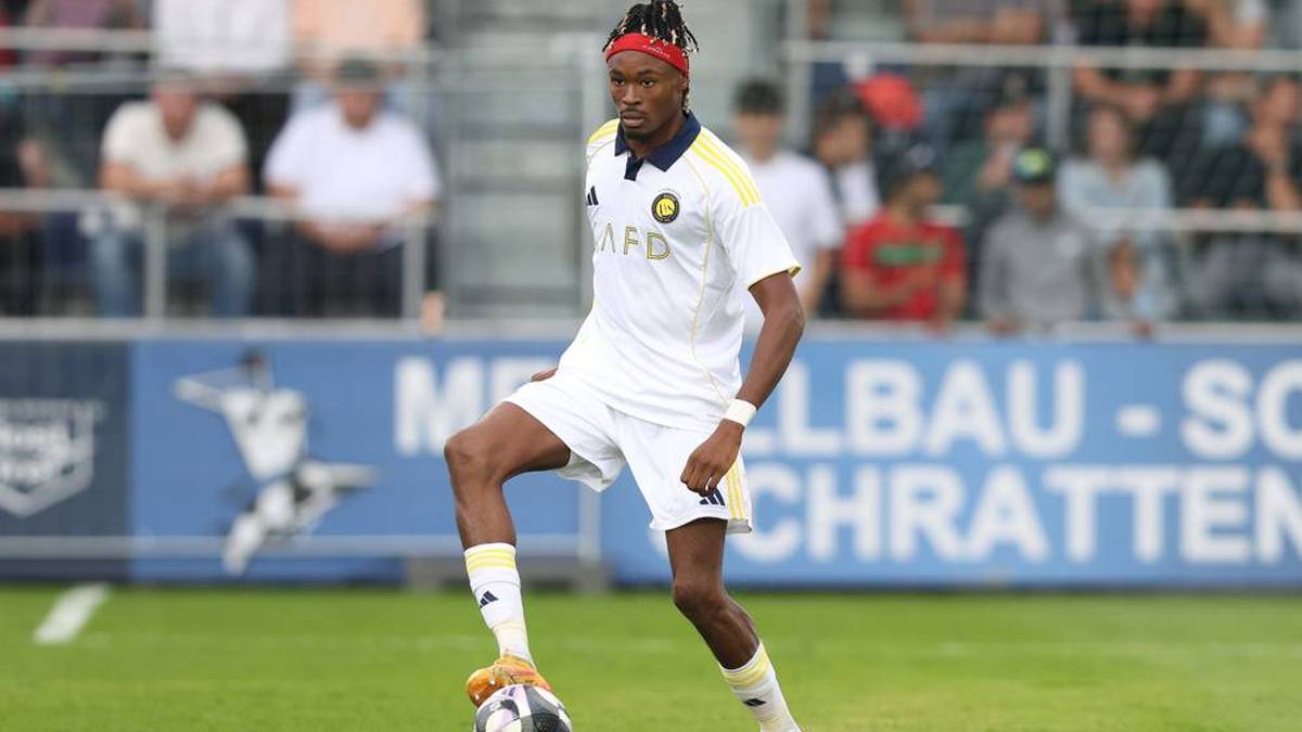 Mohamed Simakan (Al-Nassr FC):
Auch ein ehemaliger Leipziger schnürt seine Schuhe in Asien - und könnte sich eine große Karriere verbaut haben. Seit September 2024 spielt der 25 Jahre alte Innenverteidiger für Al-Nassr FC. 