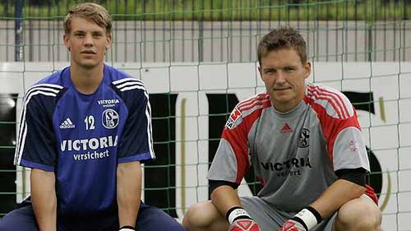 Vor der Saison 2006/07 macht ihn Trainer Mirko Slomka zur Schalker Nummer eins. Der damals 20-jährige Neuer gewinnt das Torwart-Duell gegen "Oldie" Frank Rost (r.). Der verabschiedet sich kurze Zeit später nach Hamburg