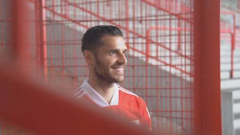 Der 1. FC Union Berlin präsentiert sein neues Heimtrikot. Die Eisernen halten ihrer Jerseys bei der Mission Klassenerhalt eher schlicht.