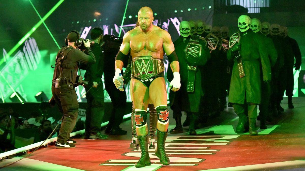 WRESTLEMANIA 32: ROMAN REIGNS besiegt TRIPLE H. Triple H alias Paul Levesque - mittlerweile kahl geschoren und fürs Talent-Management zuständiger Vorstand - marschiert 2016 zu seinem bislang letzten WrestleMania-Hauptkampf ein