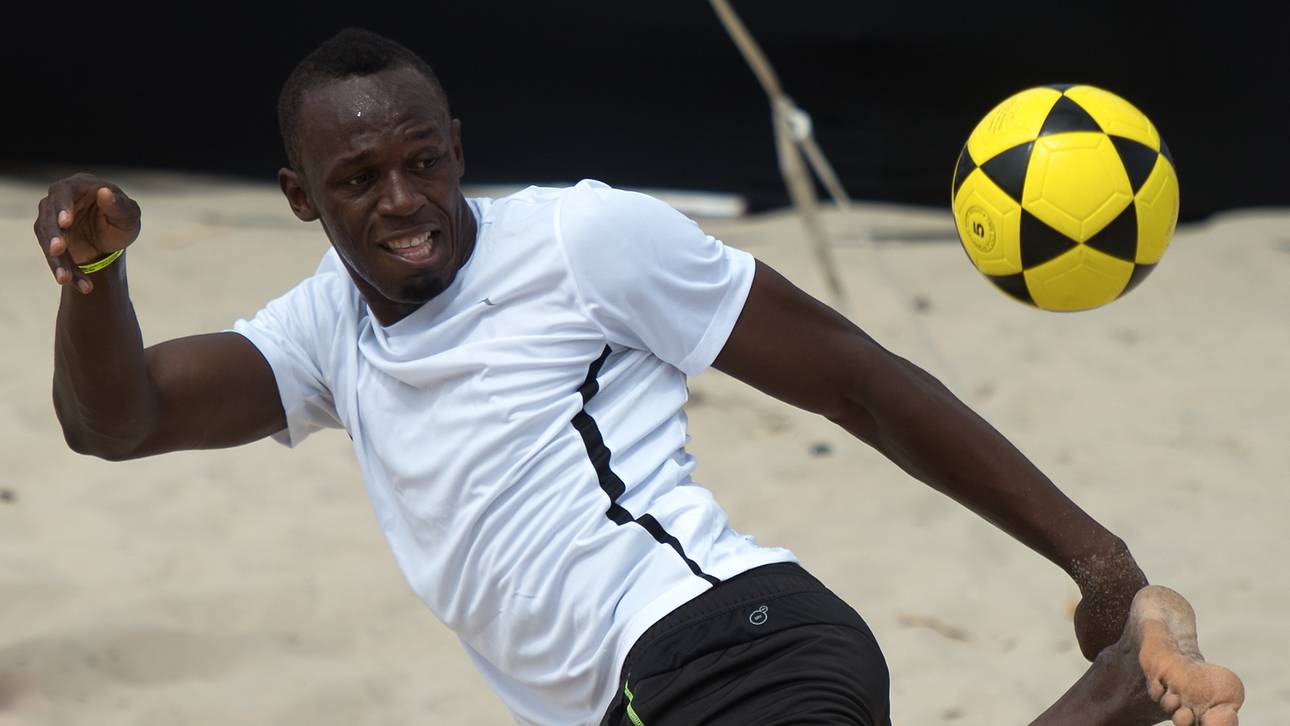 Fußballkarriere: Bolt macht ernst