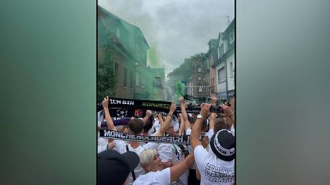 Die Fans von Borussia Mönchengladbach haben mit einem beeindruckenden Fanmarsch die neue Saison eröffnet. Vor dem Spiel gegen Bayer 04 Leverkusen ziehen tausende Fans durch die Straßen.