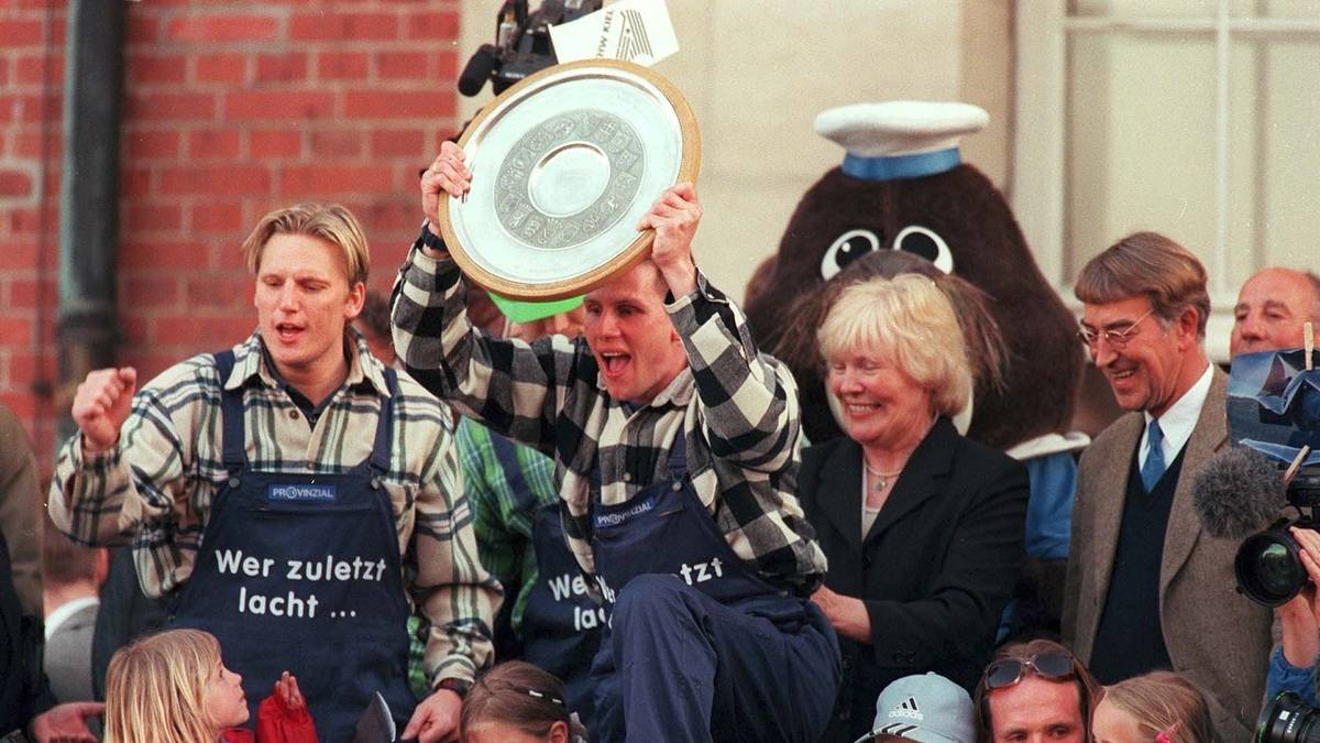 1999: In Bauarbeiteranzügen feiern die Zebras um den heutigen Löwen-Trainer Nikolaj Jacobsen (l.) die Meisterschaft. Kiels Spezialisten für enge Entscheidungen schlagen erneut zu: Ein Sieg mehr als Verfolger Flensburg (46:14), und der Titel geht an den THW (48:12)