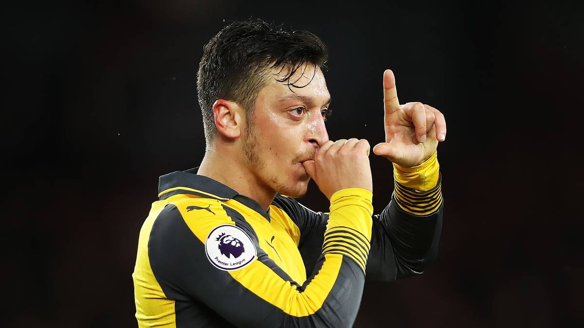 MESUT ÖZIL (Adidas, 7 Jahre, 25 Millionen Euro): Ist der beliebteste deutsche Fußballer - zumindest wenn man den Zahlen in den sozialen Netzen glaubt. Das macht ihn zur beliebten Werbefigur - Adidas stach Nike aus, um die Strahlkraft des Regisseurs für sich zu nutzen