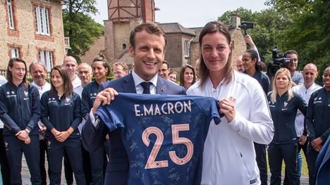 Emmanuel Macron hat die Französische Nationalmannschaft vor dem Start der Heim-WM besucht
