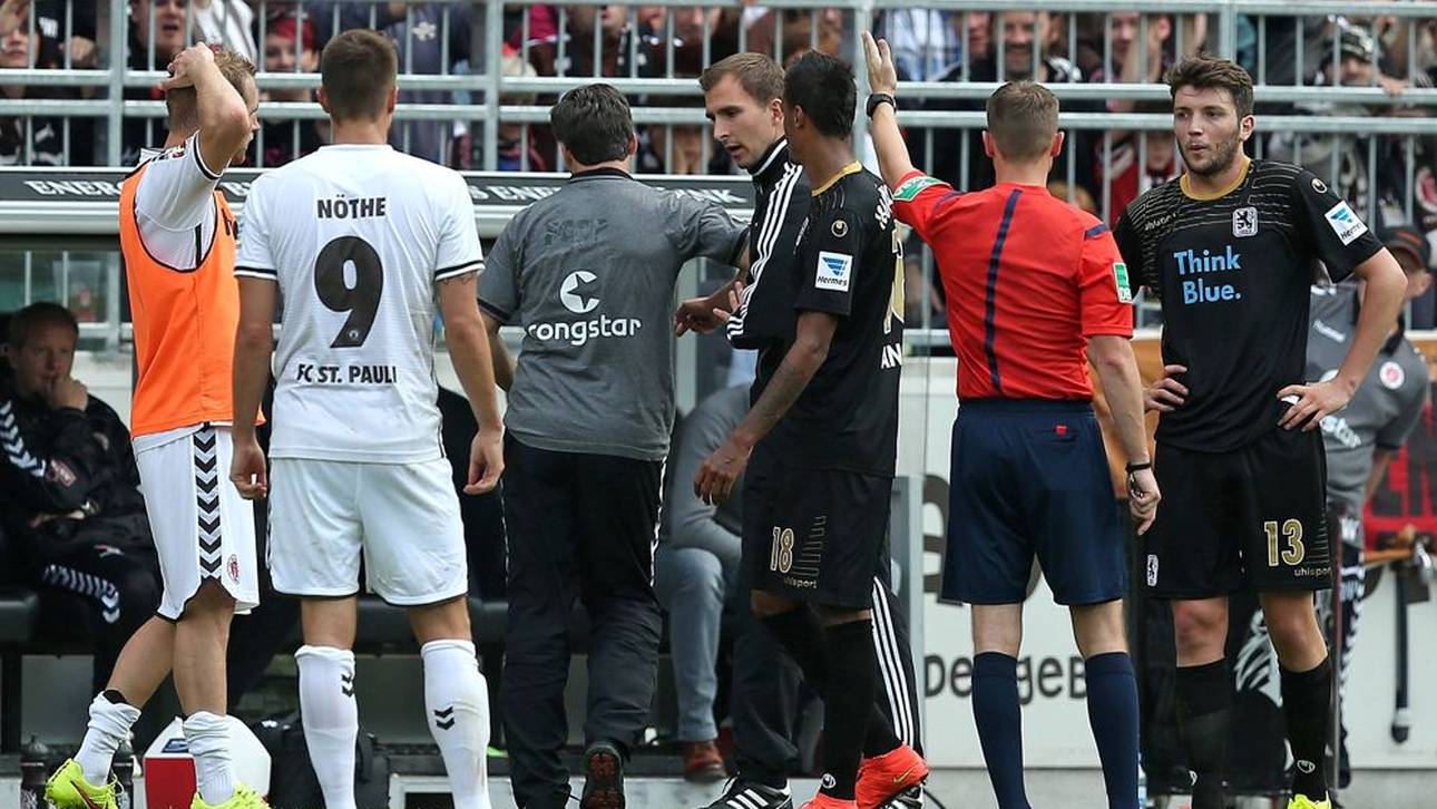 Trainer Thomas Meggle muss auf die Tribüne und rempelt beim weggehen den 4. Offiziellen Florian Heft mit dem Ellenbogen an