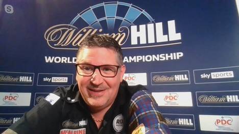 Nach der phänomenalen Aufholjagd gegen Ian White zeigt sich Gary Anderson im SPORT1-Interview bestens gelaunt. Der Schotte fordert sogar Nachschub in Sachen SPORT1-Darts Schwein.