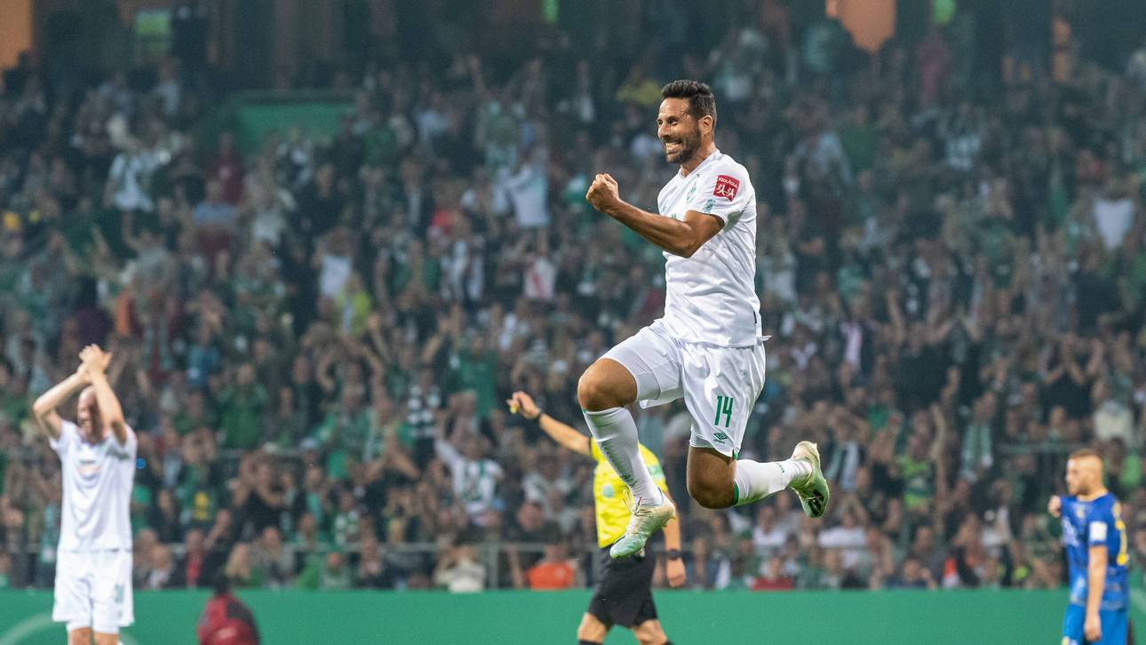 Bremen siegt mit Pizarro-Rekord