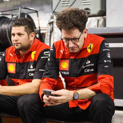 Mattia Binotto macht Schluss bei Ferrari! Der Ferrari-Teamchef wendet sich an die Tifosi. Bei den Nachfolgern wird auch ein Name gehandelt, der an großen Erfolgen von Michael Schumacher beteiligt war.
