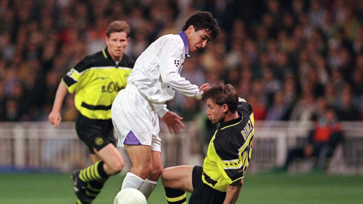 Das Hinspiel gewinnt Real um Top-Stürmer Raul mit 2:0. Im Hintergrund: Der aktuelle Augsburg-Manager Stefan Reuter